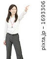 指差す女性