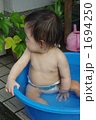 行水する赤ちゃん
