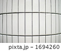 白いタイル張りの柱