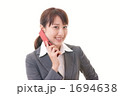 電話するビジネスウーマン（モデル：吉田千絵美）