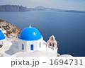 サントリーニ島の教会とエーゲ海