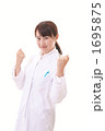 医師または薬剤師（モデル：吉田千絵美）