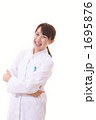 医師または薬剤師（モデル：吉田千絵美）