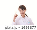 医師または薬剤師（モデル：吉田千絵美）