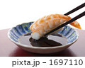 箸で摘むにぎり寿司