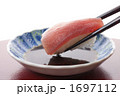 箸で摘むにぎり寿司