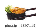 箸で摘むにぎり寿司