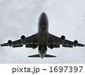 着陸する飛行機