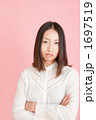怒った顔の女性