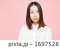 怒った顔の女性
