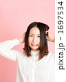 悔しい顔の女性