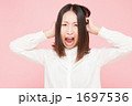 悔しい顔の女性