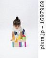 積み木で遊ぶ女の子