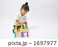 積み木で遊ぶ女の子