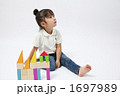 積み木で遊ぶ女の子