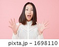 驚く女性