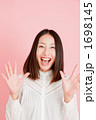 驚く女性
