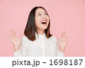 驚く女性