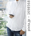 スマートフォンを利用する男性