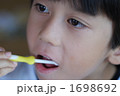 歯を磨く