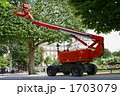 並木をカットする高所作業車