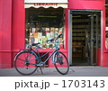 かわいい本屋さんの前で