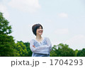 腕組みをする笑顔の女性
