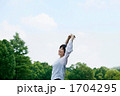 背伸びをする笑顔の女性