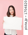 メッセージボードを持つ笑顔の女性