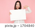 メッセージボードを持つ笑顔の女性