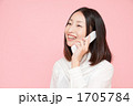 ケータイで話す笑顔の女性