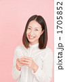 メールをする笑顔の女性