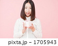 プレゼントを持つ女性