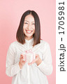 プレゼントを持つ女性
