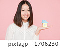 粘土の家を持つ女性