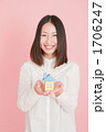 粘土の家を持つ女性