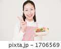 お弁当を見せる女性