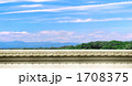 塀瓦（へいがわら）と山並み　青空　合成