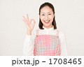 エプロンをした女性
