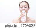水分補給（モデル：美月えり）