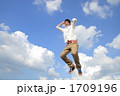 ジャンプする若い男性