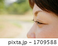 女性の横顔アップ