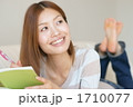 日記をつける若い女性（モデル：美月えり）