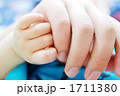 赤ちゃんとお父さんの手