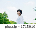 優しく笑う女性