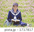 蓮華草に座る女学生