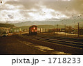 荒野の夕暮れ貨物列車