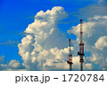 タワークレーンと入道雲
