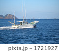 漁場へと向かう漁船。