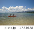 海辺でカヤック